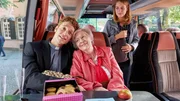 Maik (Daniel Donskoy) hat den Zug nach Berlin verpasst und muss sich jetzt dem Kirchenchor anschließen, der mit dem Bus nach Berlin fährt. Während der Fahrt lernt er Evas (Bettina Burchard, r.) Oma Marie (Ilse Strambowski) kennen.