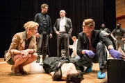 (v.l.n.r.) Am Tatort: Kristina Katzer (Isabell Gerschke), Lukas Hundt (Oliver Franck), Oberhauptkommissar Stahl (Lars Löllmann) vom LKA, Dr. Sturm (Tobias Schenke) mit Irina Cechowa (Marta Yaneva, im VG).