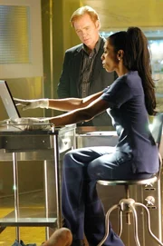 Dr. Alexx Woods (Khandi Alexander, r.) entdeckt immer mehr interessante Details, die die Ermittlungen von Lt. Horatio Caine (David Caruso, l.) vorantreiben könnten ...