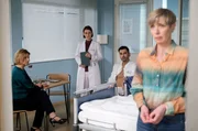 Dr. Maria Weber (Annett Renneberg, 2.v.li.) und Dr. Ilay Demir (Tan Caglar, 2.v.re.) wundern sich etwas. Die beiden besten Freundinnen Dagmar Breuer (Susanne Szell, li.) und Margit Giese (Anna Stieblich, re.) scheinen sich derart gestritten zu haben, dass sie auf keinen Fall weiterhin im selben Zimmer bleiben wollen. Was ist in dieser kurzen Zeit passiert?