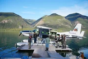 Sie fliegen in Gebieten, in die kaum jemand vordringt, und landen mit ihren Wasserflugzeugen auf spektakulären Seen in der nahezu unberührten Natur Kanadas: Buschpiloten - die Abenteurer am Himmel.