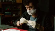 Der Kleinstadtdealer Tarik (Mehmet Atesçi) ist in ein Drogen Geschäft mit der Vermissten Janine verwickelt.