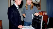 Staatsanwältin Glaser (Britta Schmeling) zeigt Roloff (Wilfried Hochhaldinger) das Geld, das bei den Tätern gefunden wurde.