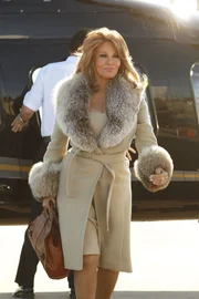 Durch das Auftauchen von Vina Navarro (Raquel Welch), der glamourösen Großmutter des Verdächtigen, wird ein lang gehütetes dunkles Familiengeheimnis der Navarros aufgedeckt, das dem CSI Team wichtige Informationen liefert.