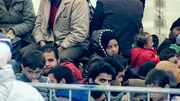Geflüchtete Personen müssen im September 2015 an der Grenze oft längere Zeit auf die Möglichkeit zur Weiterreise warten.