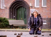 Jutta (Claudia Loerding) wird von der Explosion zu Boden gerissen und ruft völlig entsetzt nach Walter...