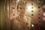 Die erfolgreiche Tennisspielerin Elva Piper (Margaret Clunie) macht Morse schöne Augen.