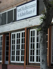 Heute ist Ramsay im mediterranen Restaurant "Sam's Kabob Room" in Monrovia, California, im Einsatz. Die ehemalige Hilfskraft Sam Najarr kaufte das Lokal 1997. Anfangs liefen die Geschäfte noch gut, doch die Situation verschlechterte sich zunehmend. Auch innerhalb der Familie, die in dem Betrieb tätig ist, gibt es Konflikte - und das sogar vor den Gästen ... Heute ist Ramsay im mediterranen Restaurant "Sam's Kabob Room" in Monrovia, California, im Einsatz. Die ehemalige Hilfskraft Sam Najarr kaufte das Lokal 1997. Anfangs liefen die Geschäfte noch gut, doch die Situation verschlechterte sich zunehmend. Auch innerhalb der Familie, die in dem Betrieb tätig ist, gibt es Konflikte - und das sogar vor den Gästen ...