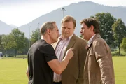 Als Hartl (Michael A. Grimm, m.) und Lind (Tom Mikulla, r.) Fingerabdrücke von Jeromin (Tim Wilde, l.) am Tatort finden, wird es eng für den Rosenheimer Trainer.
