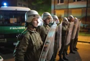 Die Polizei stellt sich den Randalierern entgegen.
