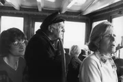Heinrich Petermann (Uwe Dallmeier) hält Kurs. Tochter Gerda (Uta Stammer, links) und Frau Margot (Elke Twiesselmann) schauen zum Ufer. Klein-Uwe (Sebastian Krug, hinten) spielt.