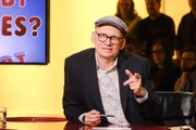 Was gibt es Neues?  - Die kuriosesten Fragen, die witzigsten Antworten, die verrücktesten „Dinge der Woche“ und viel Spaß mit Oliver Baier und seinen Gästen. - Im Bild: Oliver Baier. Foto: ORF/Günther Pichlkostner. Veröffentlichung honorarfrei nur für redaktionelle Berichterstattung in Sendungszusammenhang und mit Copyrightangabe. Kontakt: foto@orf.at