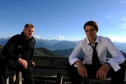 Andreas (Martin Gruber, l.) spricht mit dem enttäuschten Bräutigam Philipp (Philipp Baltus, r.).