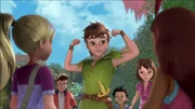 Peter Pan demonstriert seinen Freunden seine Siegesgewissheit.