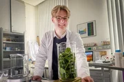 Florian, Abiturient. Forscht im Labor der Schule.