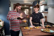 Mary und Aaron essen und trinken zusammen.