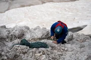 Bergwachtler der Bergwacht Grainau bei einem Einsatz Gletscher in der Nähe der Zugspitze.
