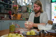 Zu Tisch Devon – Grossbritanien Jonah Garner bäckt Sauerteigbrot mit Hefekultur aus Apfelschalen.