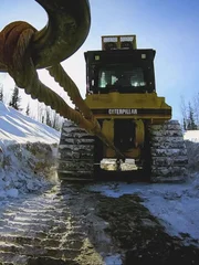 Carl Rosk und Brennan Ruault bauen eine Planierraupe in Duncan Creek zusammen