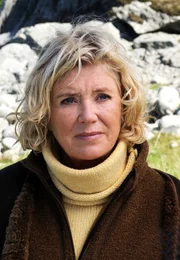 Hanne Eliassen (Jutta Speidel) macht eine schwere Zeit durch.