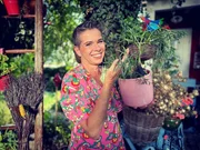Viele kennen ihn vielleicht von einem Urlaub am Mittelmeer – den Meerfenchel. Kräuterhexe Uschi Zezelitsch setzt daraus ein Öl an, das zur Feuchtigkeitspflege der Haut verwendet werden kann.