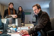 Tom Kowalski (Steffen Schroeder, l.) und Kim Nowak (Amy Mußul, M.) sprechen mit Armin Keil (Steffen Münster, r.) mit dem Arbeitskollegen des ermordeten Gerichtsvollziehers.