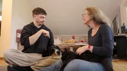 Mit Unterstützung von Christel und Jason liegen Hund und Katze friedlich ganz nah beieinander. (Christel Moser).