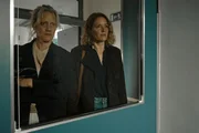 Riccarda (Anna Schudt) und Caro (Patricia Aulitzky) müssen ihren toten Partner identifizieren.