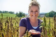 Gastgeberin Linda Kelly vom Dreigenerationenhof in Herdwangen-Schönach. Auf dem Hof hat Linda Kelly Süßlupinen für sich entdeckt - eine regionale Hülsenfrucht. Daraus stellt sie eine Vielzahl von Produkten her u.a. Nudeln und Kaffee.