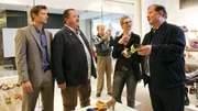Die Ermittlungen führen Sven Hansen (Igor Jeftic, l.), Korbinian Hofer (Joseph Hannesschläger, 2.v.l.) und Michi Mohr (Max Müller, M.) zu Lydia Seibold (Dagmar Geppert, 2.v.r.) und Schustermeister Josef Rabl (Anton Rattinger, r.) in eine Schuhfabrik.