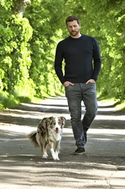 Psychologe Paul Winter (Christoph Schechinger) mit Therapiehündin Käthe (Hoonah)