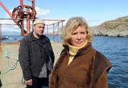 Kaare Eliassen (Jan-Gregor Kremp) und Hanne (Jutta Speidel) gehen gemeinsam auf eine schwierige Reise.