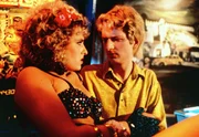 Szenenfoto aus dem Film "Manta Manta", Spielfilm Deutschland 1991: Klausi (Michael Kessler) geht an seinem Geburtstag mit der flotten Tankstellenangestellten Angie (Nadja Naidenow) aus.