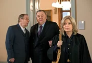 MDR Fernsehen DER DICKE III. STAFFEL FOLGE 36, "Unter falscher Flagge", am Samstag um 11:05 Uhr. Gregor Ehrenberg (Dieter Pfaff, M.) vertritt Richter Glott (Stefan Viering, l.), gegen den Willen von Isabel von Brede (Sabine Postel, r.).