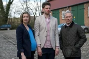 Lena Testorp, ihr Jugendfreund Raffi von Kropp und sein Vater Philipp von Kropp sind schockiert, dass die Hochzeit ein schreckliches Ende genommen hat.