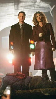 Mac Taylor (Gary Sinise) und Stella Bonasera (Melina Kanakaredes) untersuchen den Leichnam des jungen Fassadenkletterers Randy (Freddy Bouciegues). Er starb an einem Stromschlag, bevor er auf die U-Bahn-Schienen gelegt wurde! Mac Taylor (Gary Sinise) und Stella Bonasera (Melina Kanakaredes) untersuchen den Leichnam des jungen Fassadenkletterers Randy (Freddy Bouciegues). Er starb an einem Stromschlag, bevor er auf die U-Bahn-Schienen gelegt wurde!