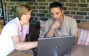 Christel (67) und Trödelexperte Mauro Corradino betreiben Verkaufsrecherche im Internet.