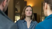 In dem Wolfspelz steckt jedoch ein Mensch: Maik Zarnow. Die Kommissare Lars Pöhlmann (Dominic Boeer, l.) und Karoline Joost (Nike Fuhrmann, r.) müssen nun seiner Frau Susanne (Susanne Engelhardt, M.) die traurige Nachricht übermitteln. Sie ist schockiert und kann sich nicht erklären, warum Maik verkleidet im Wald unterwegs gewesen sein könnte.