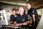 Hans (Bruno F. Apitz, l.), Wolle (Harald Maack, M.) und Franzi (Rhea Harder-Vennewald) ermitteln für ihre Kollegen vor Ort die Adresse eines Verdächtigen.
