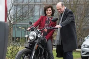 Prof. Karin Patzelt (Marijam Agischewa, l.) zeigt Wolfgang Berger (Horst Günter Marx, r.) stolz ihre neue Errungenschaft.
