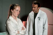 Dr. Martin Stein (Bernhard Bettermann) hat im Kopf von Resa Niebur (Emma Bahlmann) ein Aneurysma entdeckt. Emma will aber in der nächsten Woche nach Australien, um einen Jungen wiederzusehen. Martin muss Resa mit Nachdruck verdeutlichen, dass ihr Zustand lebensgefährlich sein kann.