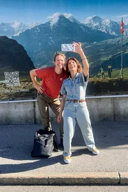 SRF DOK Umbruch im Bergdorf – Von der Zukunft in den Alpen. Selfie: Mona Vetsch und Kathrin Hönegger in Grindelwald