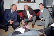 Tatortbesichtigung: Die Kommissare Kehler (Wolfgang Bathke, li.) und Bongartz (Max Gertsch) wollen von Gerichtsmediziner Duhler (Klaus Schindler, Mi.) erste Untersuchungsergebnisse zum Mord an Daschner (Komparse).