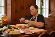 Monika Huber-Rieder (Knödelmeisterin) im Gasthaus am Demutsgraben; Monika Huber-Rieder (Knödelmeisterin) im Gasthaus am Demutsgraben während ServusTVs "Heimatleuchten - Aus der Reihe Tanzen" in Niederstrahlbach, Zwettl, Niederösterreich, Österreich.