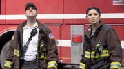 Chicago Fire Staffel 9 Folge 13 Skeptischer Blick nach oben: Jesse Spencer als Matthew Casey, Miranda Rae Mayo als Stella Kidd