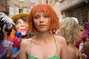Vinca (Ivanna Sakhno) ist beim Fest in der Altstadt von Antibes ganz in ihrem Element. Sie tanzt auf der Straße.