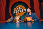 Sophie Passmann und Tommi Schmitt am Tisch ihrer Talkshow "Neo Ragazzi"