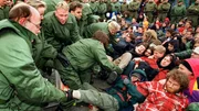 Das Jahr 1998 brachte einige Veränderungen: Ein Grüner Polizeipräsident musste gegen Atomkraft-Gegner vorgehen. Die Kelly Family zog um. Und Guildo Horn brachte Nussecken und den Schlager zum ESC. - Polizisten räumen am Freitag (20.3.98) in Ahaus einen von Demonstranten blockierten Bahnübergang. Mehrere tausend Atomkraftgegner protestierten in der Innenstadt gegen die für den Nachmittag erwartete Ankunft des Castor-Transports im Zwischenlager in Ahaus. Deutschlands erster grüner Polizeipräsident geht in den Ruhestand. Hubert Wimper hat das Amt 1997 in Münster übernommen. Nur wenige Monate nach seinem Amtsantritt musste Wimber 1998 sicherstellen, dass ein Castor-Transport störungsfrei ins Ziel nach Ahaus gelangt.