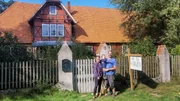 Maxi und Stephen Warneyer mit Sohn Matthis vor ihrem Vierseitenhof zwischen Uelzen und Dannenberg.