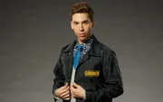 Mick English (Jordan Gavaris)